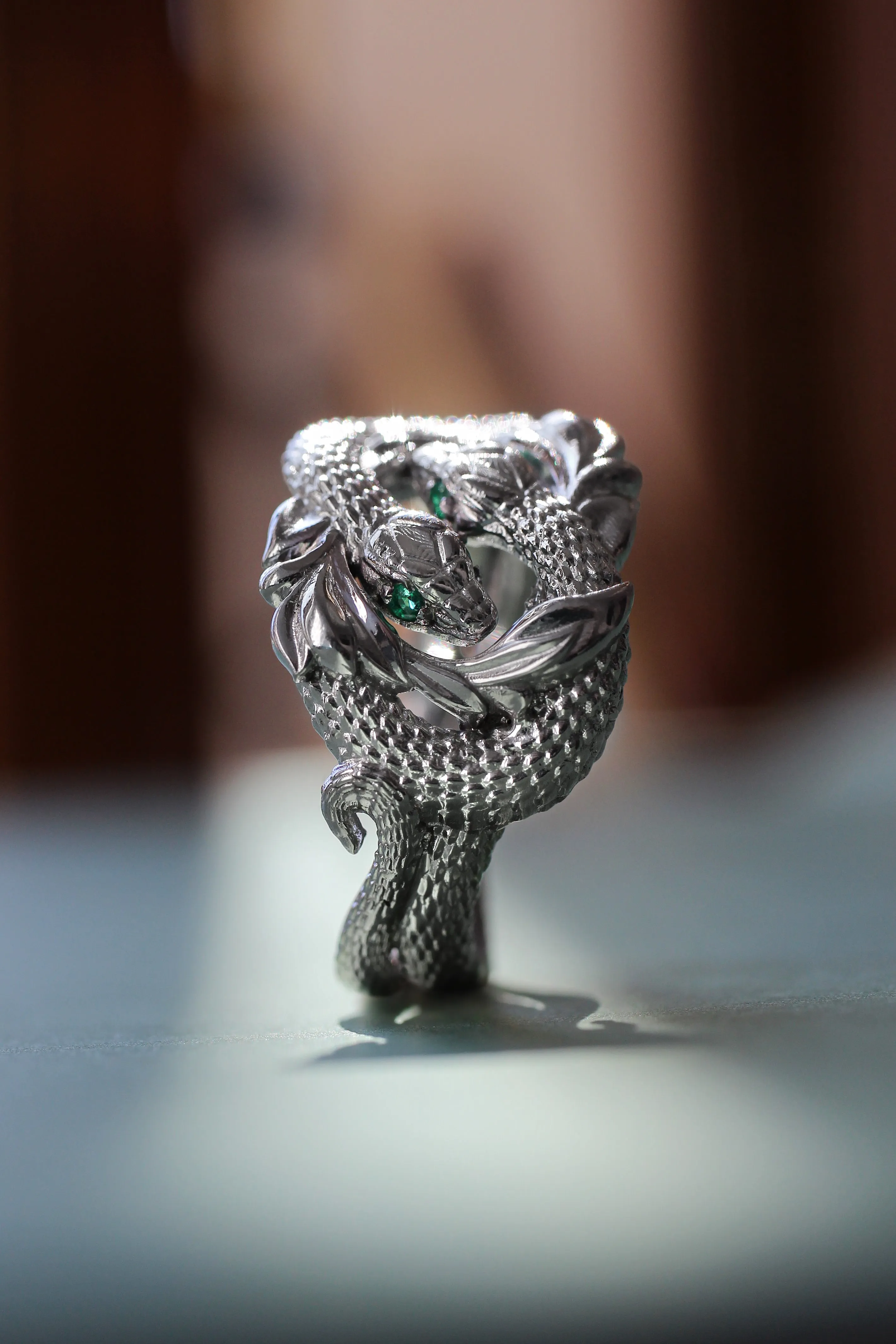 Ring of Barahir in white gold, two snakes ring with emeralds