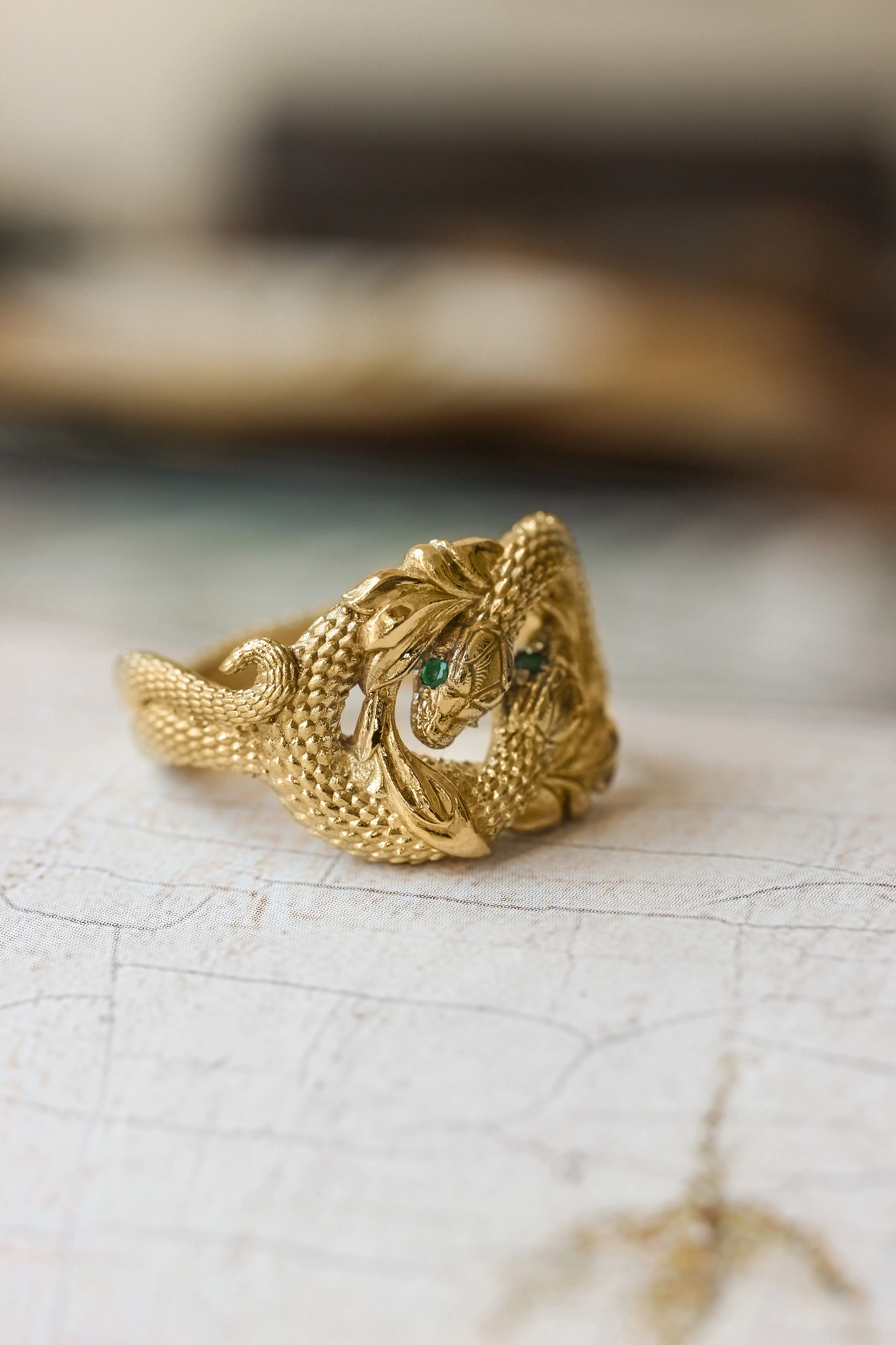 Ring of Barahir in white gold, two snakes ring with emeralds