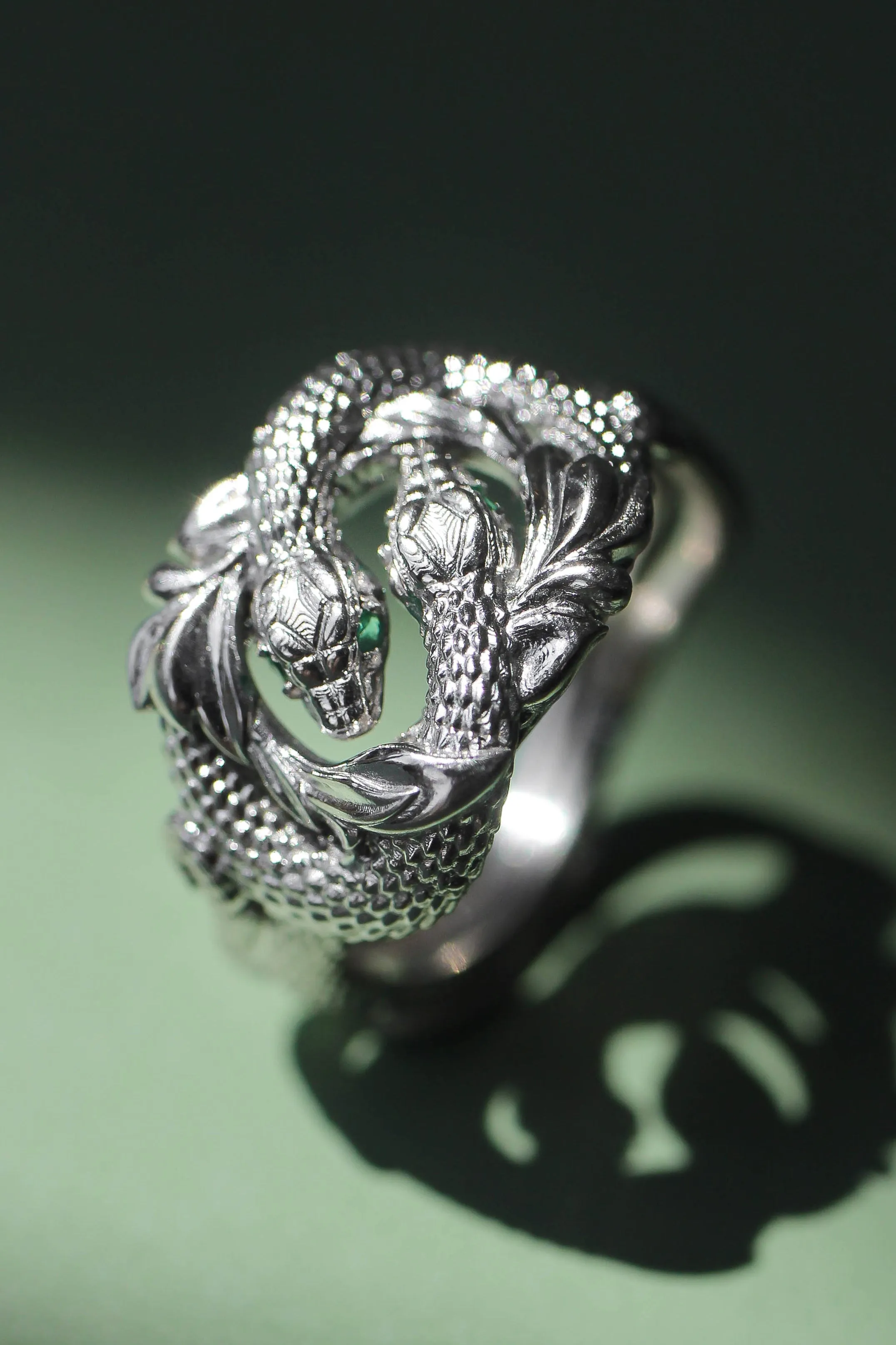 Ring of Barahir in white gold, two snakes ring with emeralds