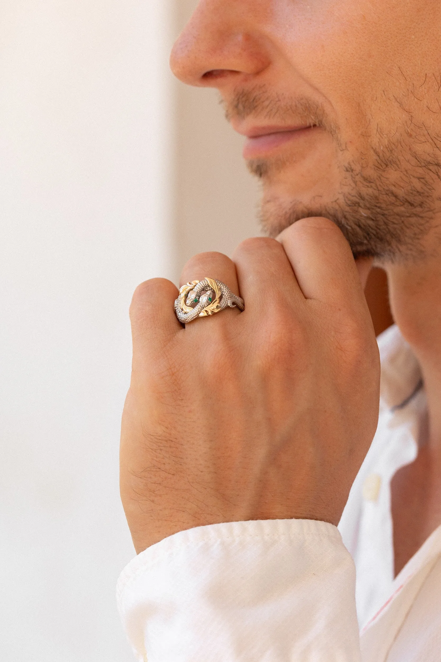 Ring of Barahir in white gold, two snakes ring with emeralds