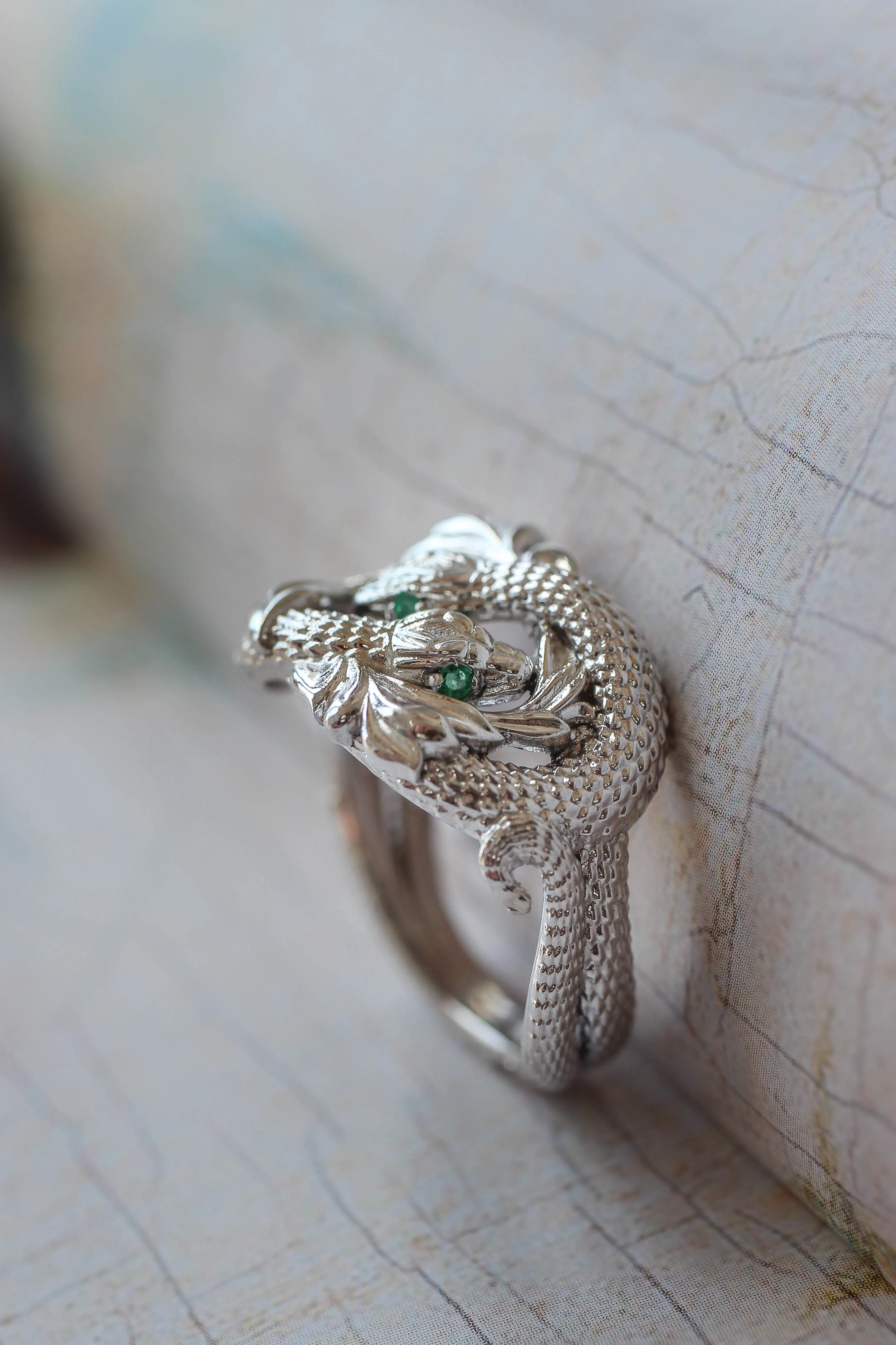 Ring of Barahir in white gold, two snakes ring with emeralds