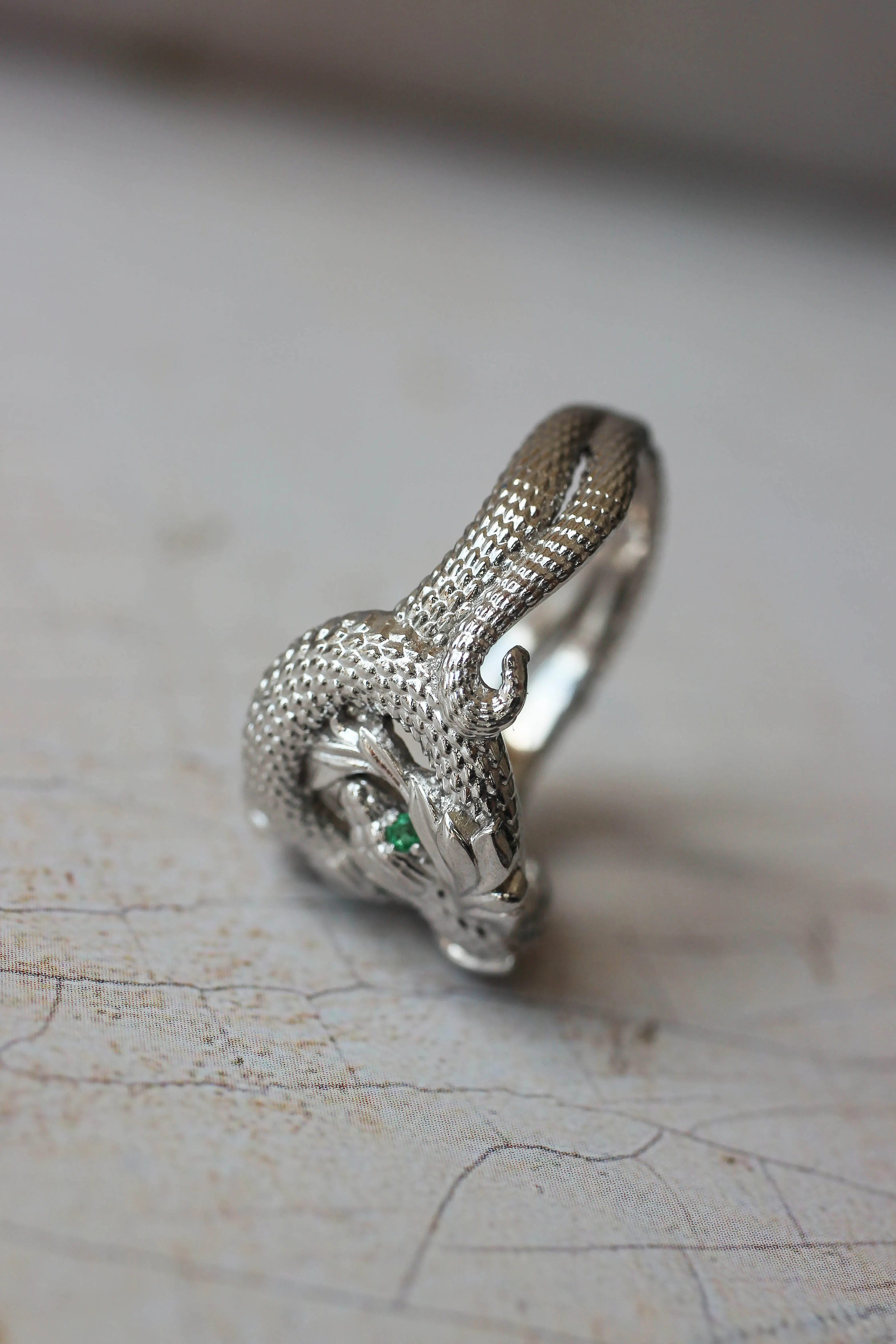 Ring of Barahir in white gold, two snakes ring with emeralds