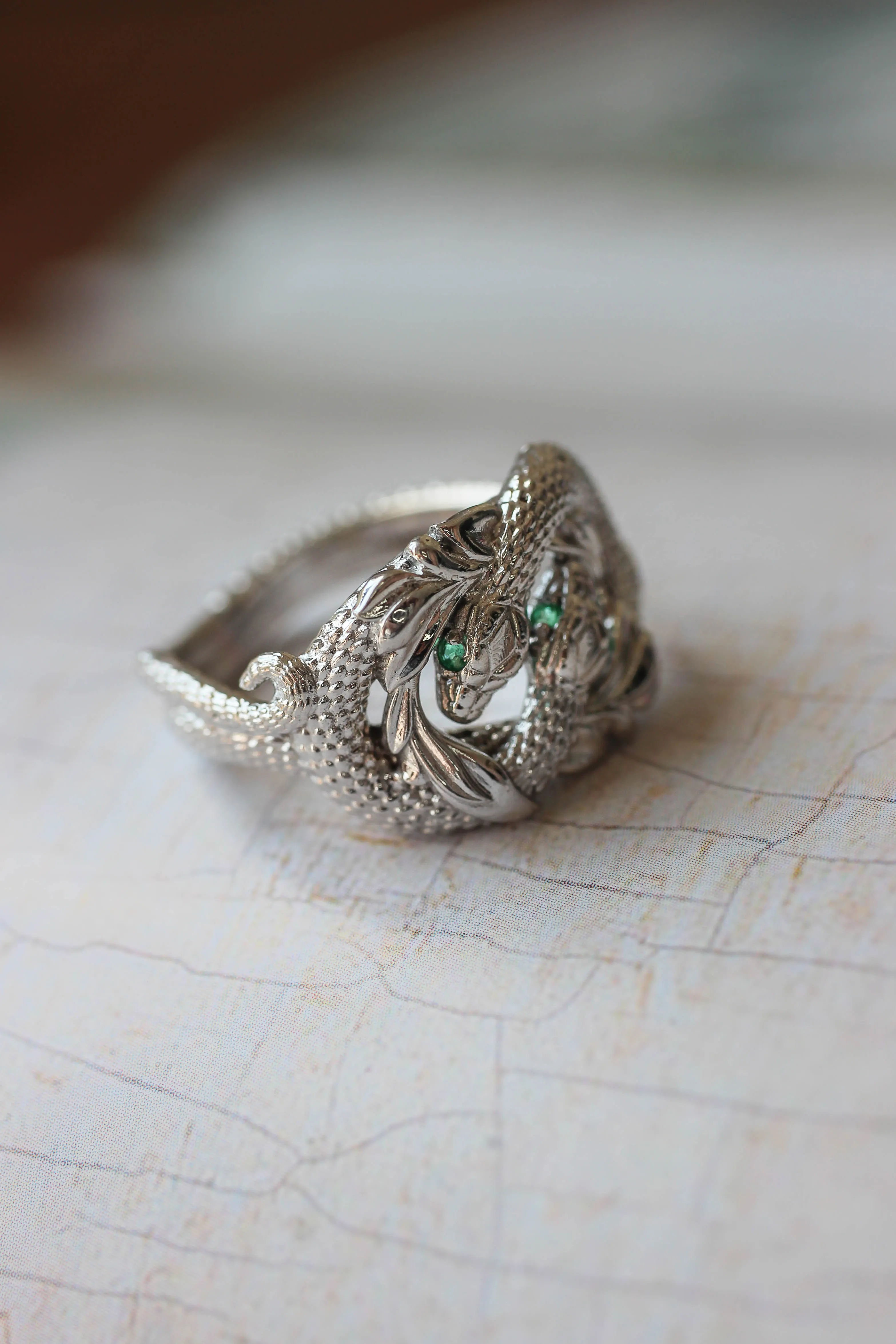 Ring of Barahir in white gold, two snakes ring with emeralds