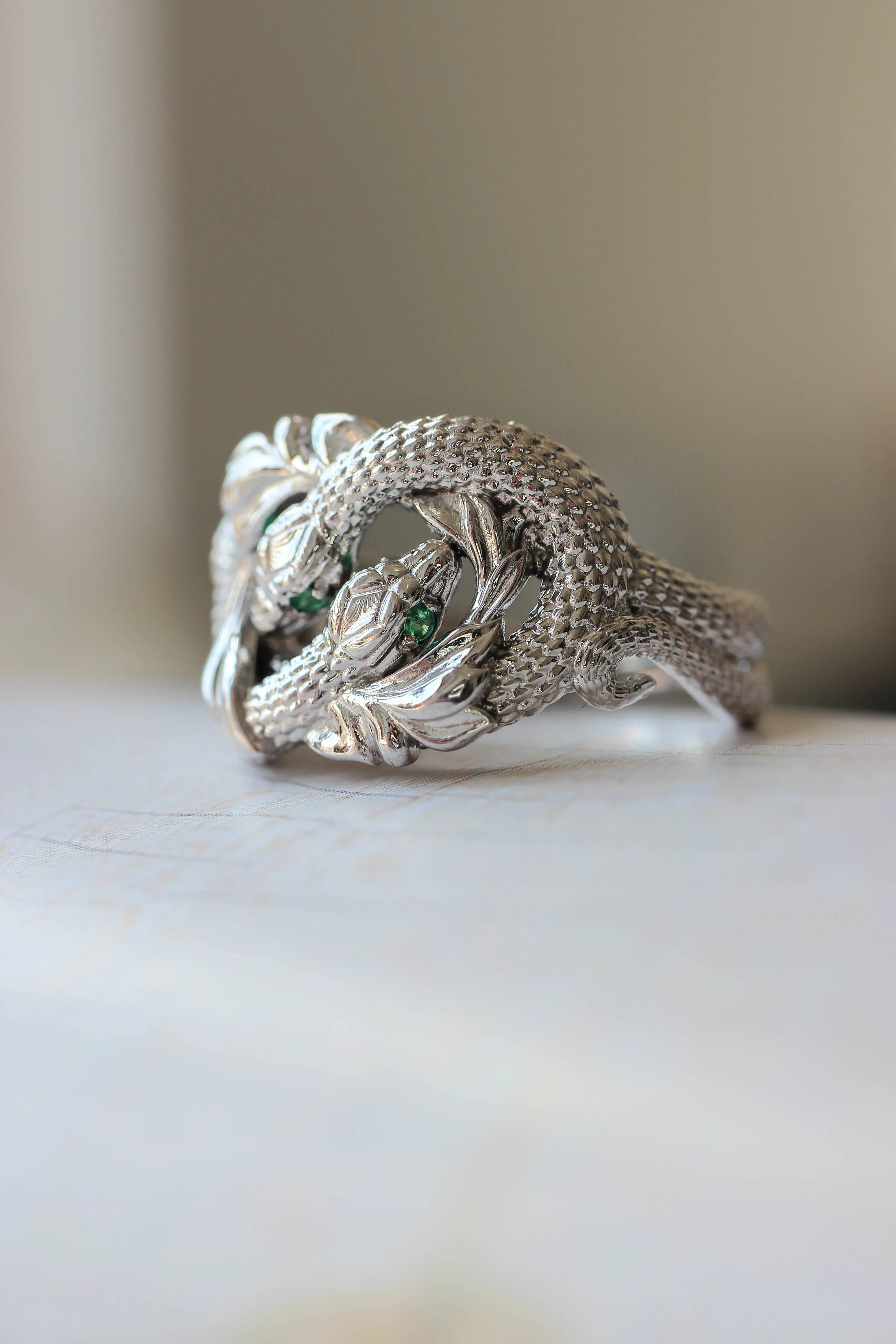 Ring of Barahir in white gold, two snakes ring with emeralds